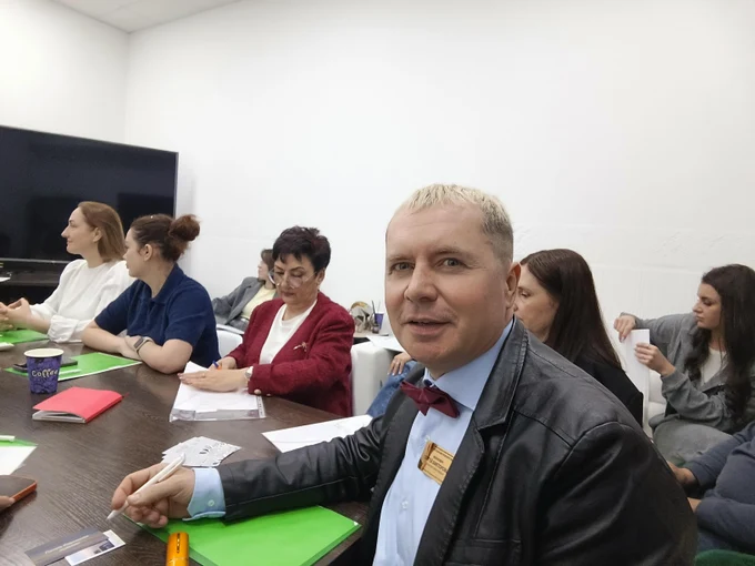 Меня зовут Сергей Викторович. 
Я  практикующий психолог-консультант